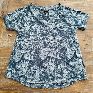 Rock & Republic Blue V-Neck T-Shirt, Size Large